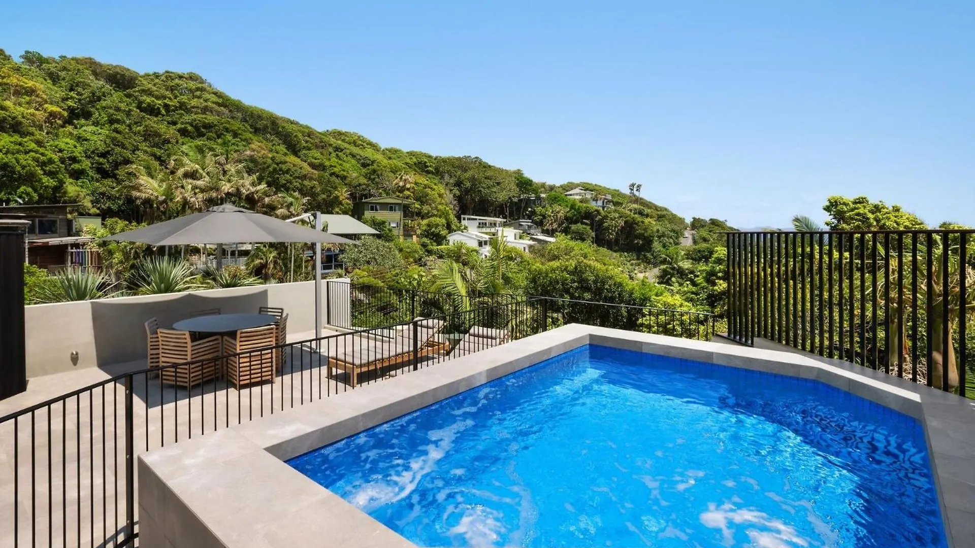 Moonrise - 4 Bedroom Designer Home Above Wategos Beach Byron Bay Holiday home