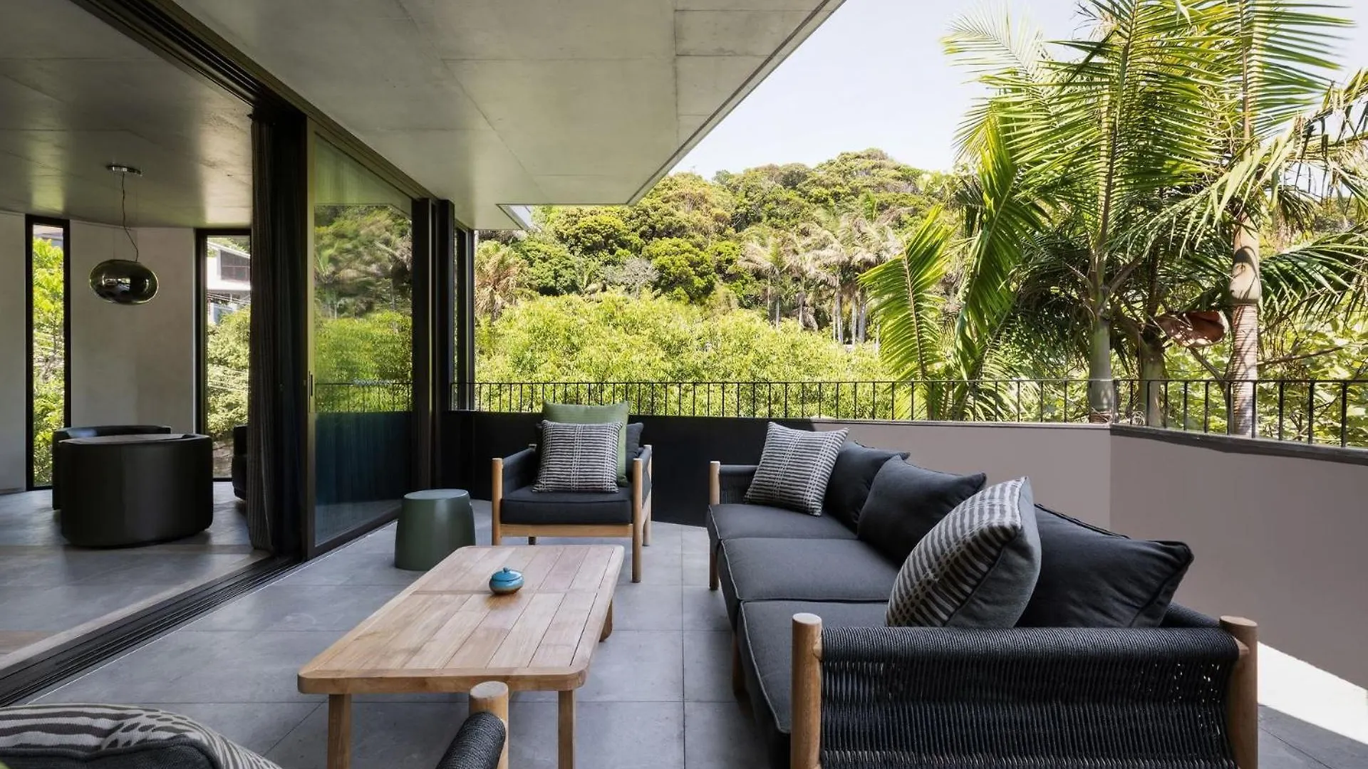 Holiday home Moonrise - 4 Bedroom Designer Home Above Wategos Beach Byron Bay