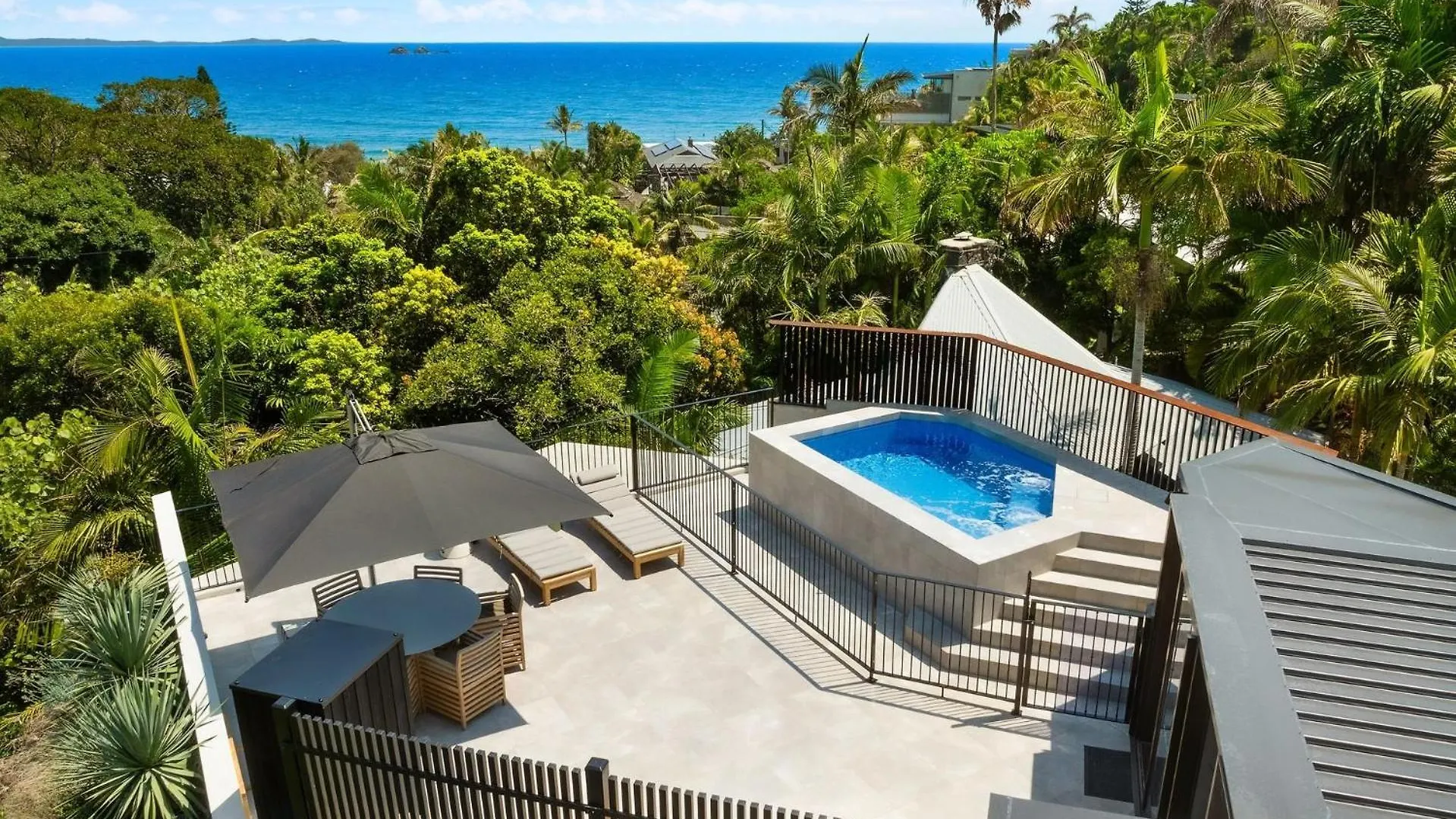 Holiday home Moonrise - 4 Bedroom Designer Home Above Wategos Beach Byron Bay