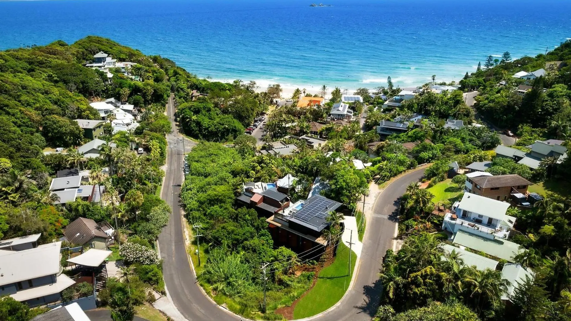 Moonrise - 4 Bedroom Designer Home Above Wategos Beach Byron Bay